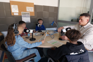 L’alumnat de 5è de l’Escola Àngel Guimerà durant l'entrevista