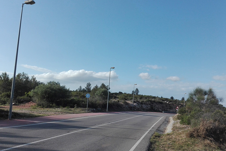 Treballs d'il·luminació a la carretera de Fontpineda.