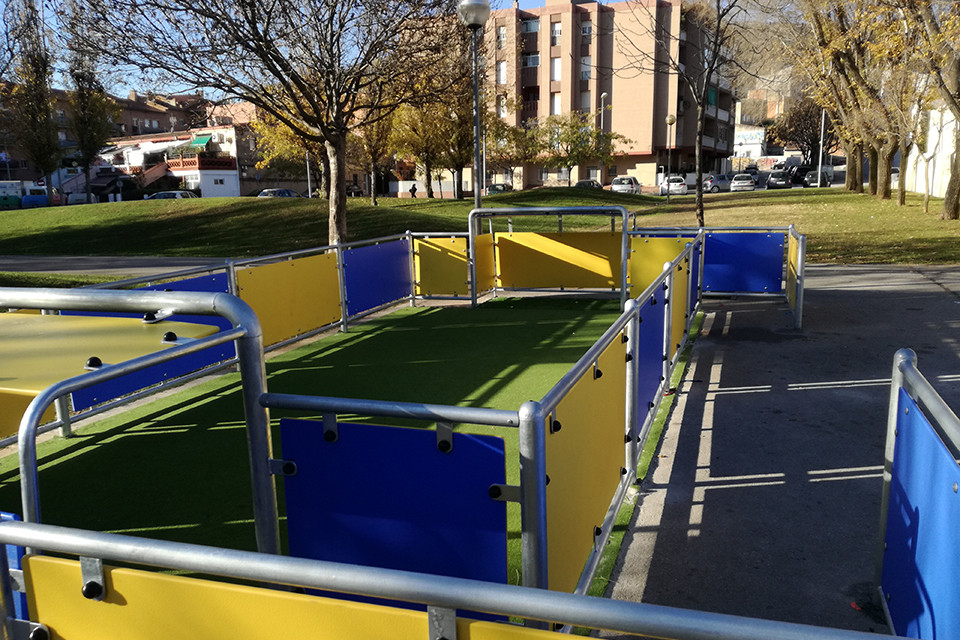 Mini pista de futbol a la plaça Lluís Companys