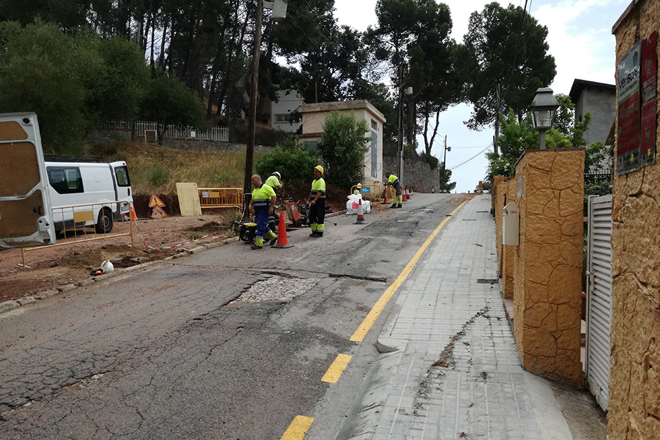 Obres de soterrament a la via Abadia de Poblet