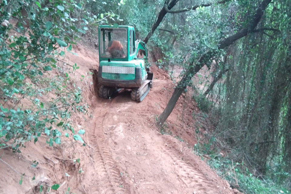 Accés a la font de les Rovires